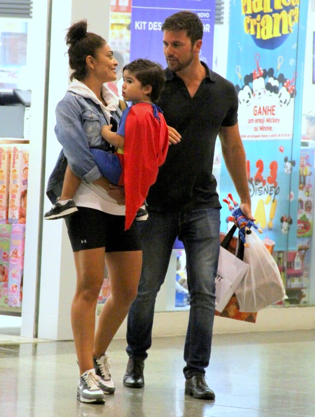 Juliana Paes e o marido brincam com o filho (Foto: J. Humberto / Agnews) Juliana Paes e o marido brincam com o filho (Foto: J. Humberto / Agnews)
