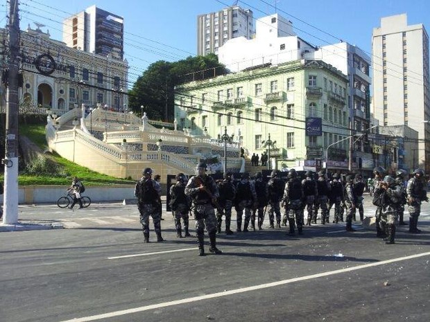 Trpa de Choque dispersou manifestantes (Foto: Juliana Borges/ G1 ES)