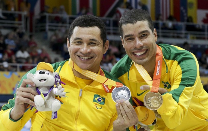 Clodoaldo Silva e Daniel Dias com as medalhas de prata e ouro (Foto: Washington Alves/MPIX/CPB)