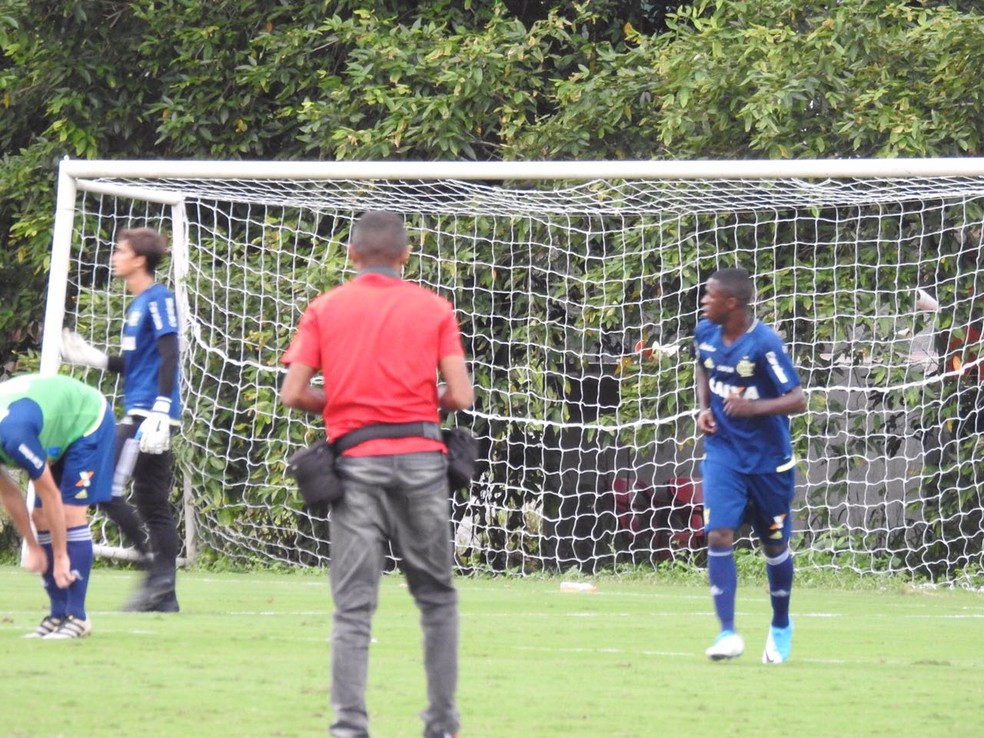 Vinícius Junior treina no Ninho do Urubu com os profissionais do Flamengo (Foto: Fred Gomes)