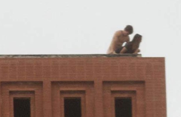Em 2011, um casal foi flagrado fazendo sexo em plena luz do dia no telhado de um prédio da Universidade do Sul da Califórnia (EUA) (Foto: Reprodução)