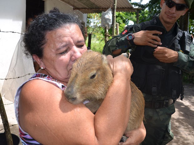 Nereuza Pereira se emocionou no momento da entrega do animal à polícia, em Santa Rita na Paraíba (Foto: Walter Paparazzo/G1)