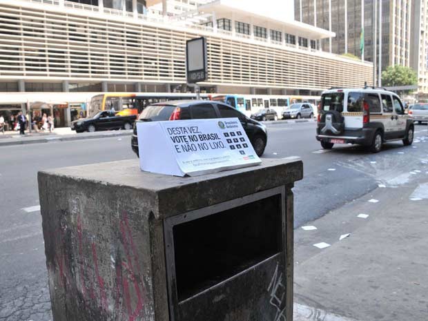 Urna eleitoral de papel é coloca sobre uma lixeira na Avenida Paulista, em São Paulo (SP), nesta segunda-feira (10). Campanha foi divulgada por anônimo no Facebook. (Foto: J. Duran Machfee/Futura Press/AE)