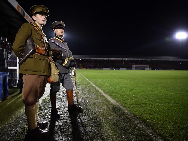 G1 - Soldados revivem jogo de futebol que marcou trégua no Natal de 1914 -  notícias em Mundo