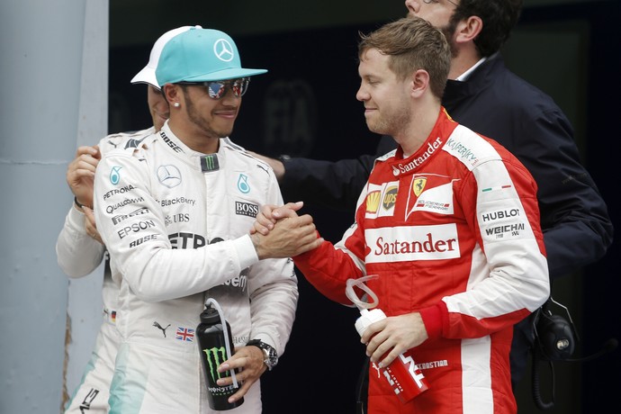 Lewis Hamilton cumprimenta Sebastian Vettel após treino classificatório do GP da Malásia (Foto: AFP)