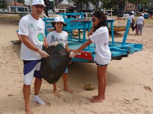 Família participa de ação do biota na praia (Foto: Márcio Chagas/G1)