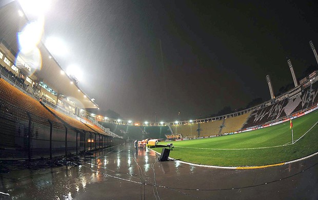 chuva no Pacaembu jogo Corinthians x Santos (Foto: Marcos Ribolli / Globoesporte.com)