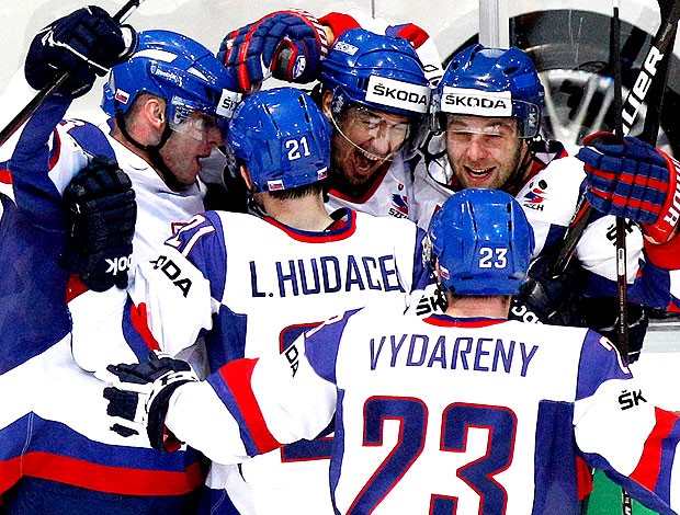 Estima-se que o hockey no gelo tenha surgido no Canadá, entre os Séculos 18  e 19, como adaptação do hóquei no campo durante o inverno rigoroso no país  da América do Norte. As primeiras partidas entre clubes aconteceram ainda  no Século 19. A NHL