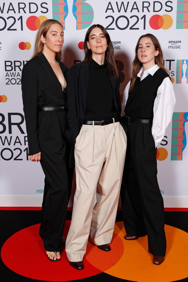 LONDON, ENGLAND - MAY 11: (L-R) Este Haim, Danielle Haim,and Alana Haim of Haim pose in the media room during The BRIT Awards 2021 at The O2 Arena on May 11, 2021 in London, England. (Photo by JMEnternational/JMEnternational for BRIT Awards/Getty Images) (Foto: JMEnternational for BRIT Awards/)