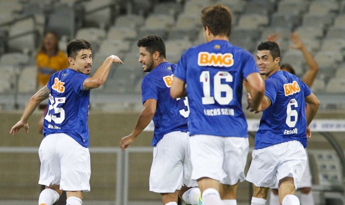 Willian comemora gol do Cruzeiro contra o Santos (Foto: Gualter Naves/Light Press) Willian comemora gol do Cruzeiro contra o Santos (Foto: Gualter Naves/Light Press)