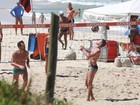 José Loreto joga futevôlei em praia no Rio e mostra barriga sarada