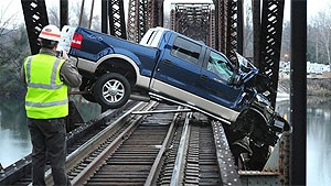 Picape invade ponte de trilhos e trem freia de última hora para evitar batida (AP)