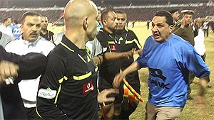 Torcedores invadem campo e tentam agredir árbitro em partida no Egito (globoesporte.com)