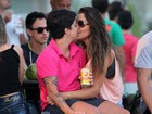 Thammy Miranda e namorada almoçam e beijam muito no Rio