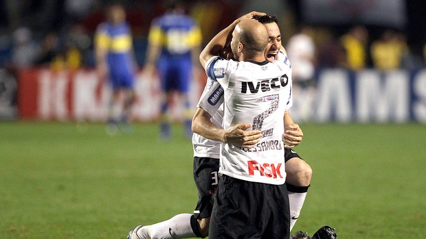 Chicão e Alessandro comemoram gol do Corinthians contra o Boca Juniors final (Foto: AP)