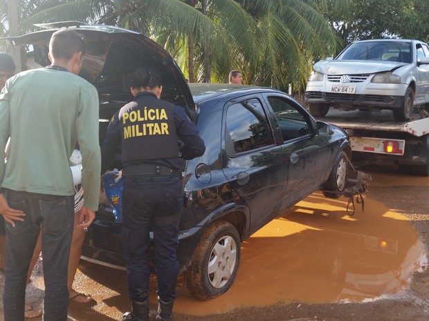 Carro preto, utilizado por 'Birrinha', e o usado pelos suspeitos foram recolhidos pela PM (Foto: Toni Francis/G1)