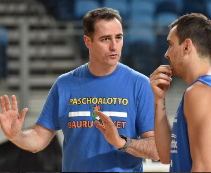 Demétrius conversa com o armador Paulinho no treino de sexta-feira na Arena Carioca 2 (Foto: Reprodução/Instagram) Demétrius conversa com o armador Paulinho no treino de sexta-feira na Arena Carioca 2 (Foto: Reprodução/Instagram)