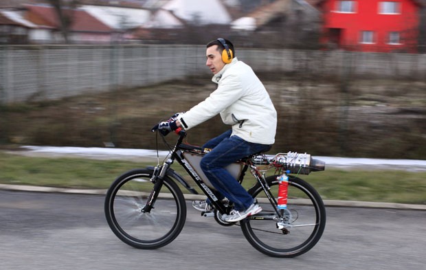  Raul Oaida, de 19 anos, criou e instalou um motor a jato em sua bicicleta (Foto: Radu Sigheti/Reuters)