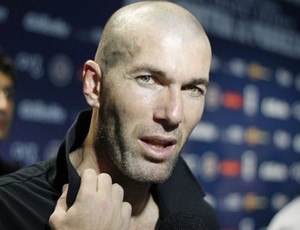 Zidane no jogo contra a pobreza na arena (Foto: Diego Guichard/GLOBOESPORTE.COM)