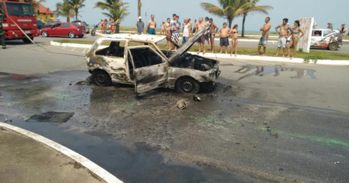 Carro pega fogo na avenida da praia em Peruíbe, SP - Globo.com