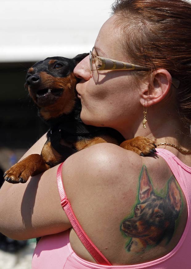 Em 2011, uma mulher homenageou seu cão de estimação com uma tatuagem nas costas. Ela exibiu a imagem durante uma feira canina em Szivasvarad, na Hungria (Foto: Laszlo Balogh/Reuters)