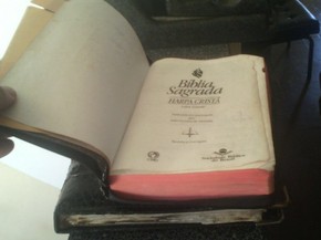 Exemplar da bíblia estava dentro do carro que foi incendiado  (Foto: Divulgação/ J. Serafim)