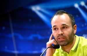 Iniesta, Coletiva do Barcelona (Foto: Reuters) Iniesta, Coletiva do Barcelona (Foto: Reuters)