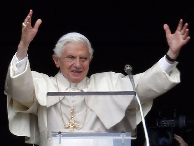 Papa Bento XVI saúda multidão de fiéis presentes neste domingo durante a oração do Ângelus (Foto: Alberto Pizzoli/AFP)