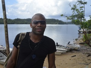 Francês Jean Paul, de 32 anos, utilizou catraia para chegar ao Brasil (Foto: Abinoan Santiago/G1)