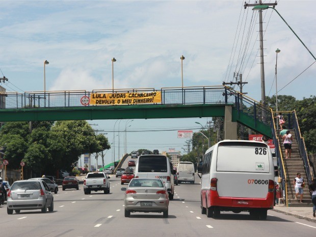 Faixa em avenida de Manaus critica ex-presidente (Foto: Suelen Gonçalves/G1 AM)