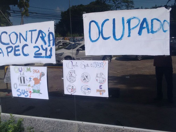 Cartazes em frente à Uneb em Salvador (Foto: Divulgação/ Aduneb)