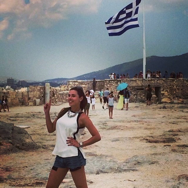 Maria Luiza é clicada por Giba em ponto turístico de Atenas, na Grécia (Foto: Divulgação )