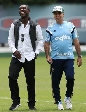 Seedorf faz visita ao CT do Palmeiras e reencontra velhos amigos no clube