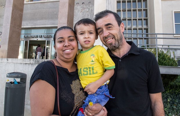A eleitora brasileira em Portugal Marília com o filho vestido com camiseta com as cores da seleção brasileira. (Foto: Guilherme Tosetto/G1)