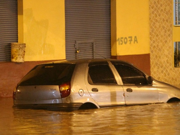 Ruas na região de Bonsucesso, na altura da saída da Linha Amarela, ficaram inundadas. (Foto: Wallace Barbosa de Araujo / VC no G1)
