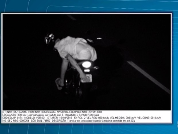 Motociclista se contorce para esconder placa de veículo (Foto: Reprodução/TV Bahia)