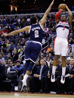 Bradley Beal sobe para arremessar a bola decisiva diante do Thunder (Foto: AFP)