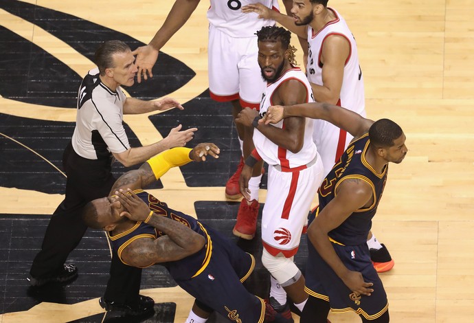 LeBron James leva tapa no rosto do próprio companheiro e vai para o chão (Foto: Getty Images)