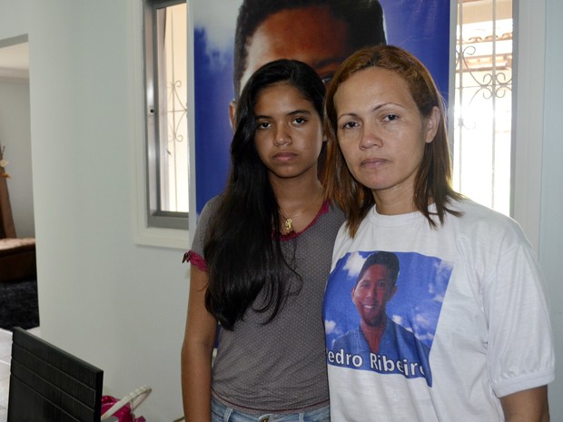 Rosiane Quintela e a filha Paula Ribeiro ainda sentem a falta de Pedro Ribeiro (Foto: Abinoan Santiago/G1)