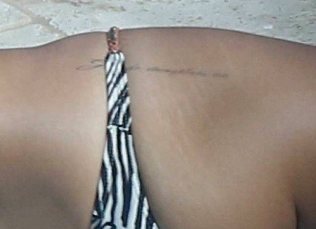 A nova tatuagem de Selena Gomez (Foto: Grosby Group)