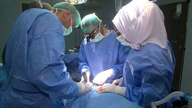 Médico afirma que, em alguns casos, há dúvidas sobre a ocorrência do tráfico de órgãos, mas eles temem pela vida do paciente  (Foto: BBC)