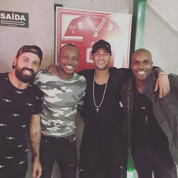 Thiaguinho, Neymar e Rafael Zulu com amigo em casa noturna em São Paulo (Foto: Instagram/ Reprodução)