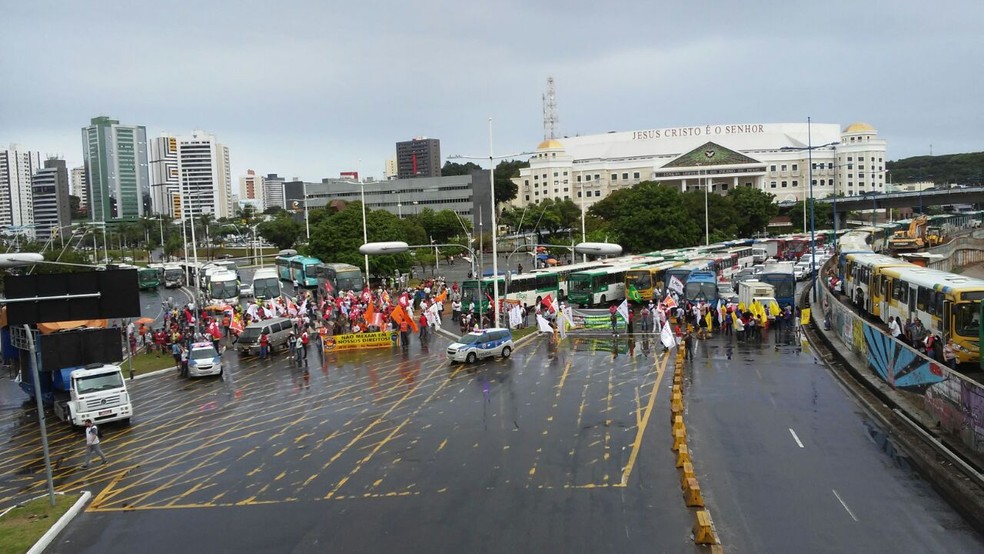 Trânsito bloqueado na Avenida ACM, em Salvador, no sentido Avenida Paralela (Foto: Henrique Mendes/G1)