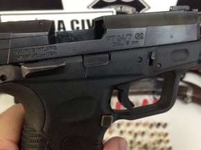 Pistola calibre .9mm, de uso restrito, apreendida com foragidos, em Itumbiara, Goiás (Foto: Divulgação/Polícia Civil) Pistola calibre .9mm, de uso restrito, apreendida com foragidos, em Itumbiara, Goiás (Foto: Divulgação/Polícia Civil)