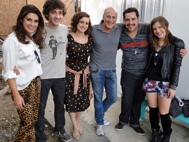 Os atores de Salve Jorge com o elenco de Malhação (Foto: Malhação / TV Globo)