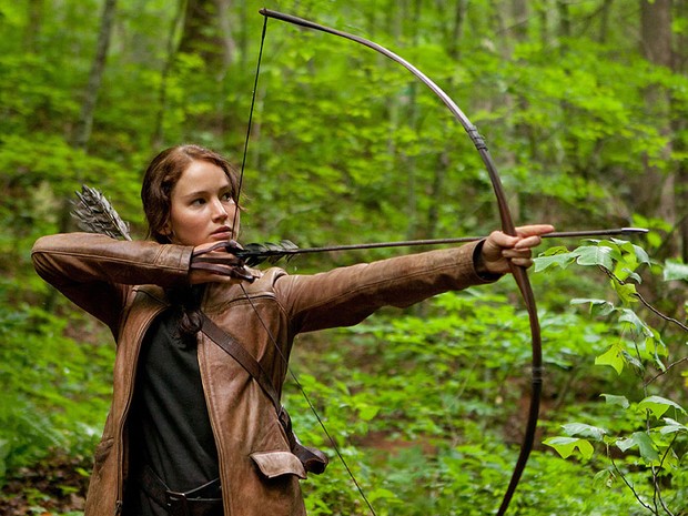 O de Katniss morreu quando ela tinha 11 anos, e desde então ela se tornou a única provedora de sua família. A garota passa boa parte do seu tempo caçando ilegalmente. *jogos vorazes (Foto: Divulgação)