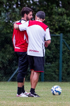 Osorio conversa com Alexandre Pato em treino do São Paulo (Foto: Carla Carniel/Estadão Conteúdo)