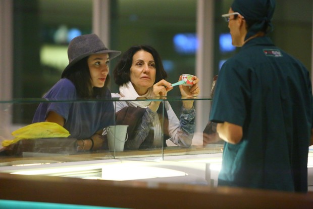 Cássia Kis Magro com a filha em shopping carioca (Foto: Marcello Sá Barretto/Ag News)
