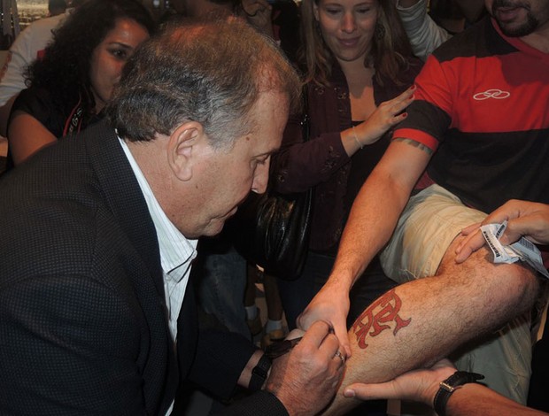 Zico evento cinema Rio de Janeiro assina perna que será tatuada por torcedor (Foto: Cahê Mota)