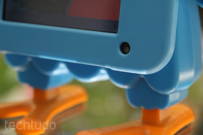 Detalhe da câmera do tablet Galinha Pintadinha (Foto: Luciana Maline/TechTudo) Detalhe da câmera do tablet Galinha Pintadinha (Foto: Luciana Maline/TechTudo)